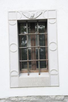 Izklesani okvirji z obnovljenimi kovinskimi križi